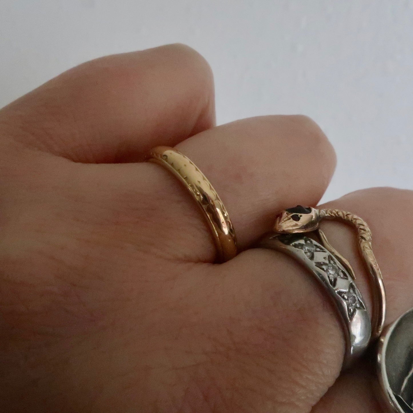 Lux Antique 18kt Gold Band