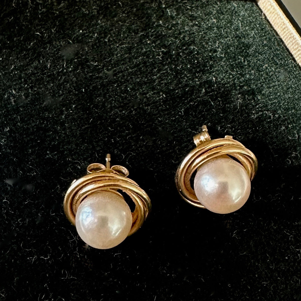 Vintage Classic 14kt Gold and Pearl Stud Earrings