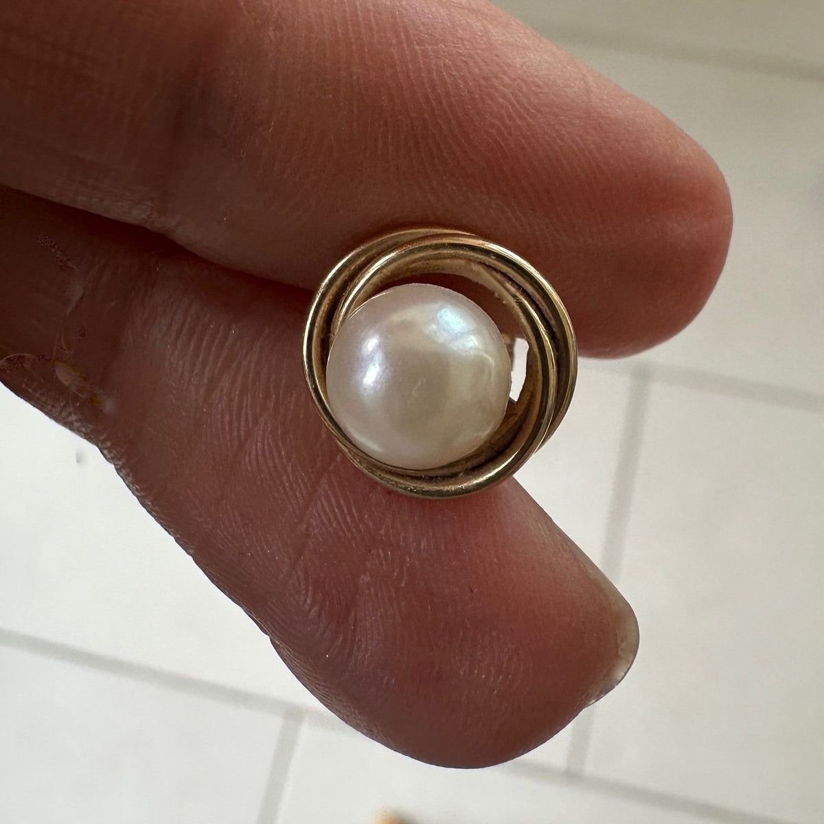 Vintage Classic 14kt Gold and Pearl Stud Earrings