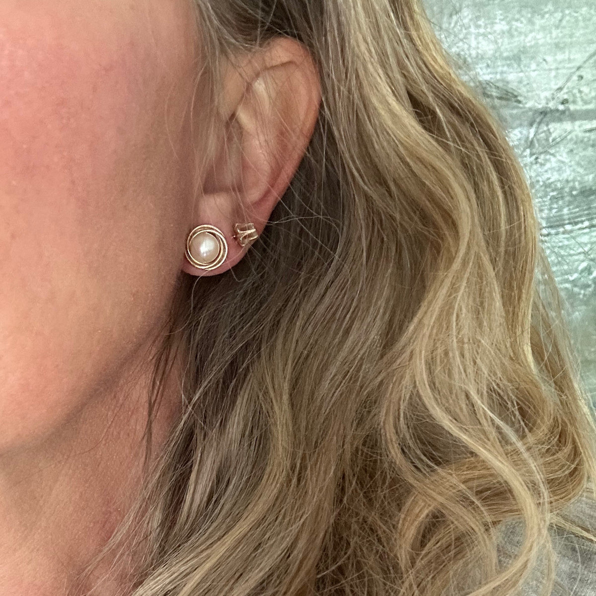 Vintage Classic 14kt Gold and Pearl Stud Earrings
