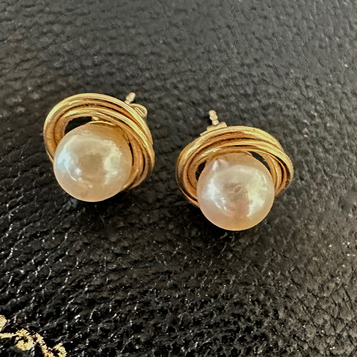 Vintage Classic 14kt Gold and Pearl Stud Earrings